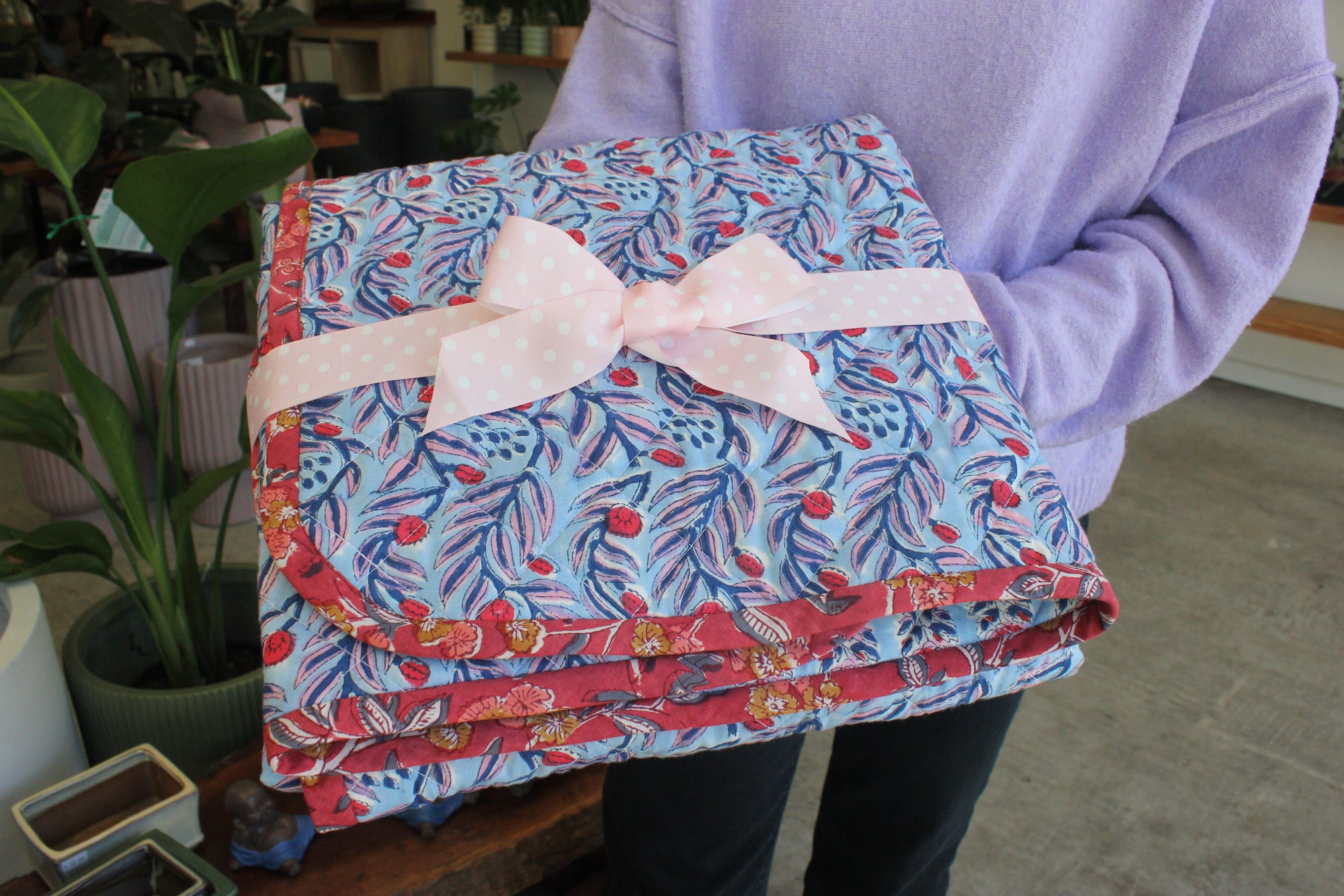 Make a baby gift with quilted fabrics