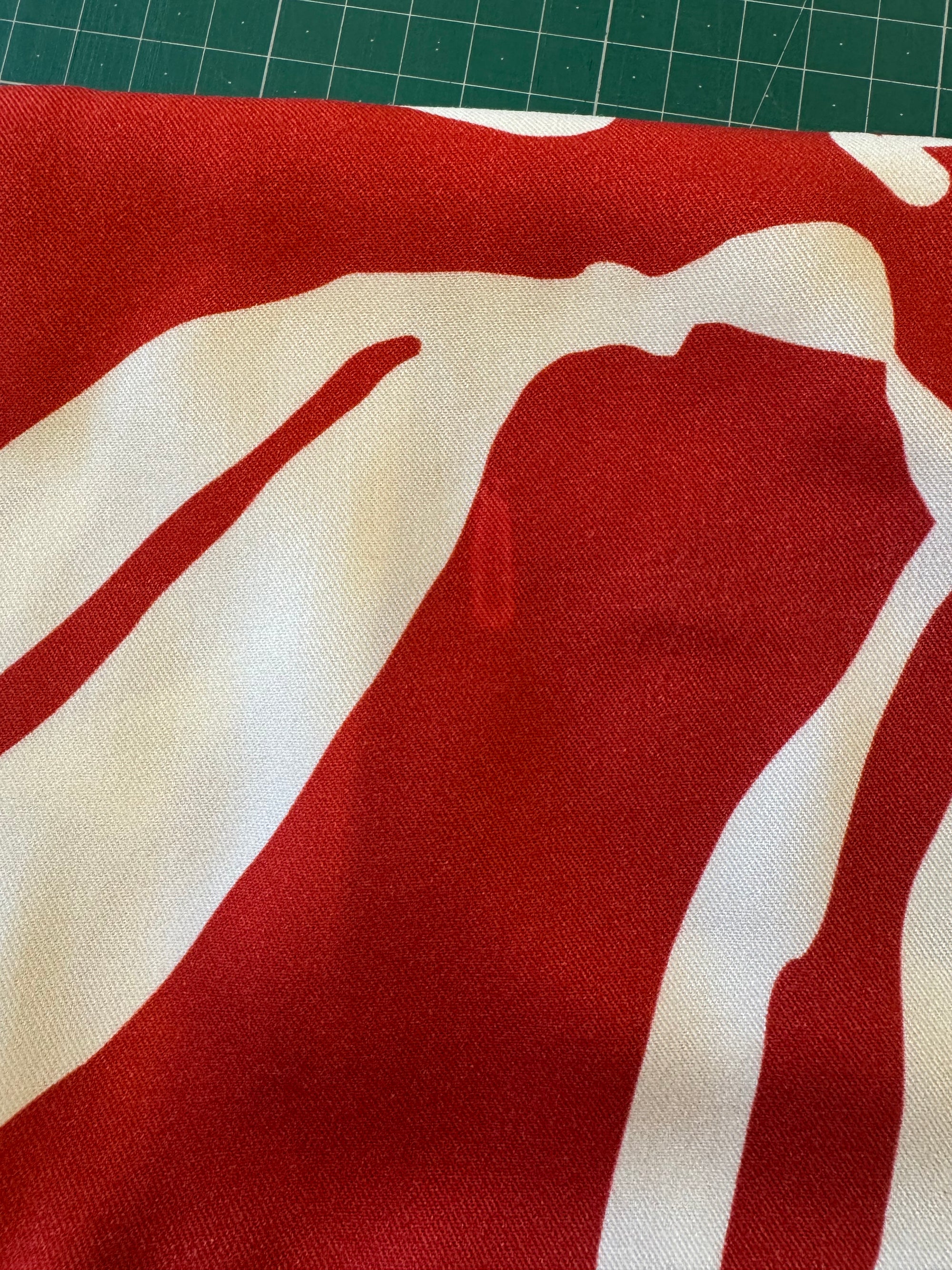Light &amp; Lush - Viscose Twill - Red Lily - 160cm piece with fault