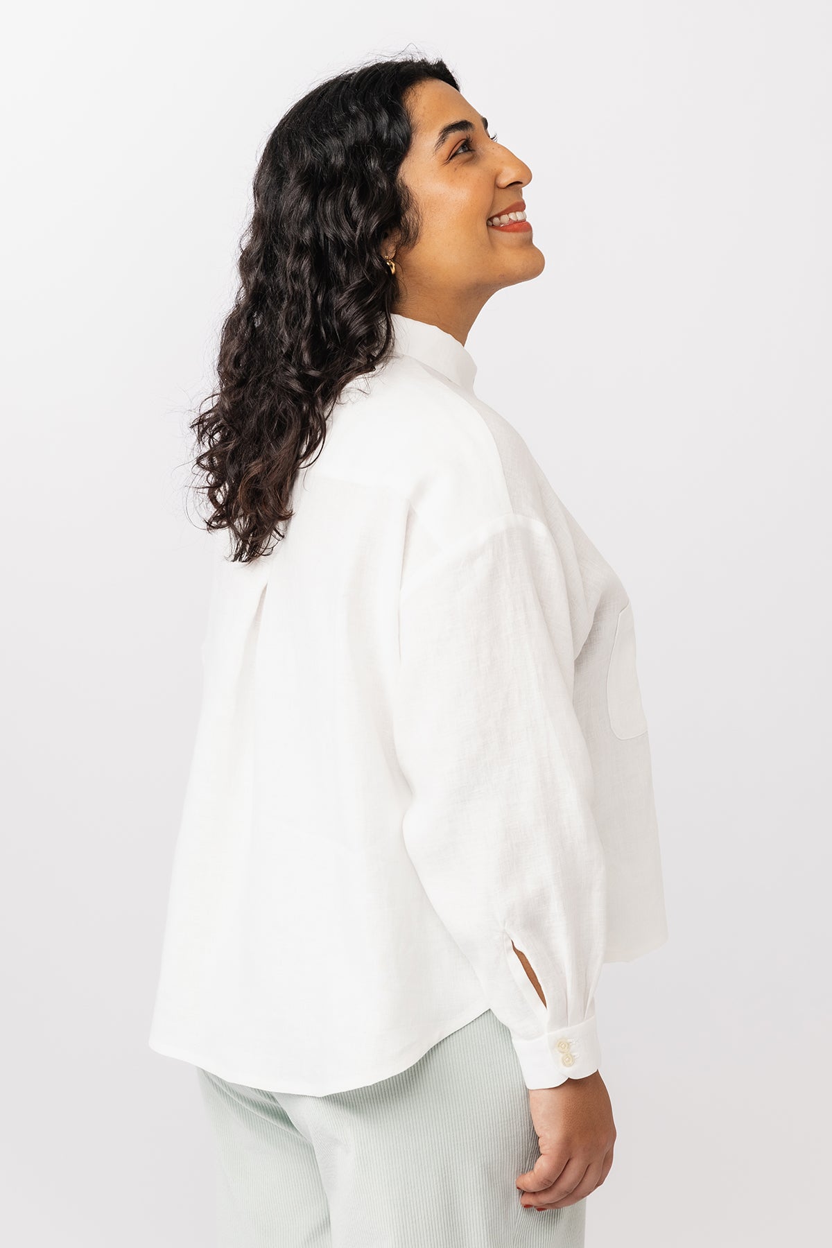 Shirt with a back yoke sewing pattern